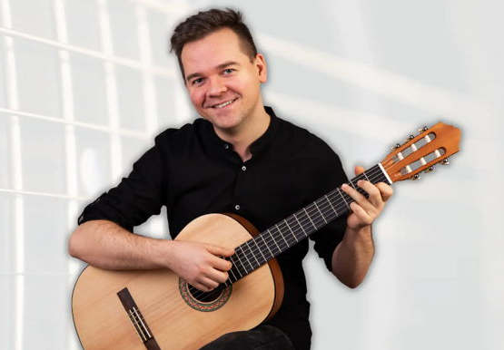 Jaro Paul z gitarą